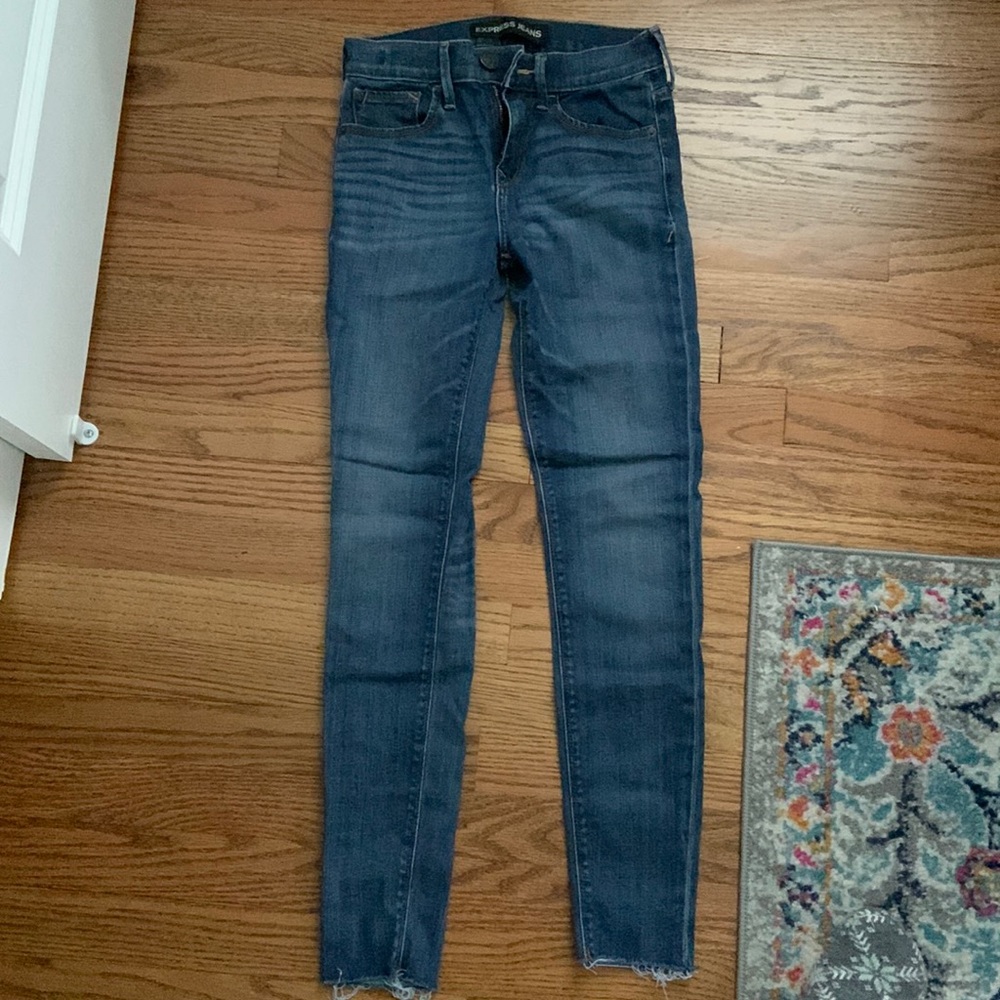Express jeans 00R. Never worn.